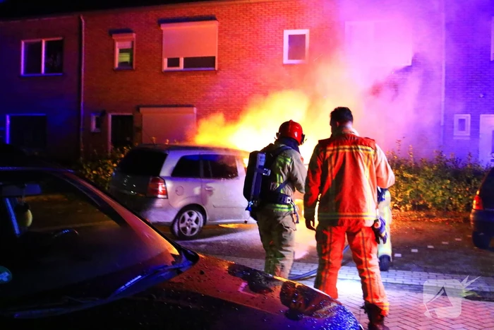 Nachtelijke autobrand laat alleen wrak achter