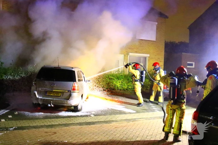 Nachtelijke autobrand laat alleen wrak achter