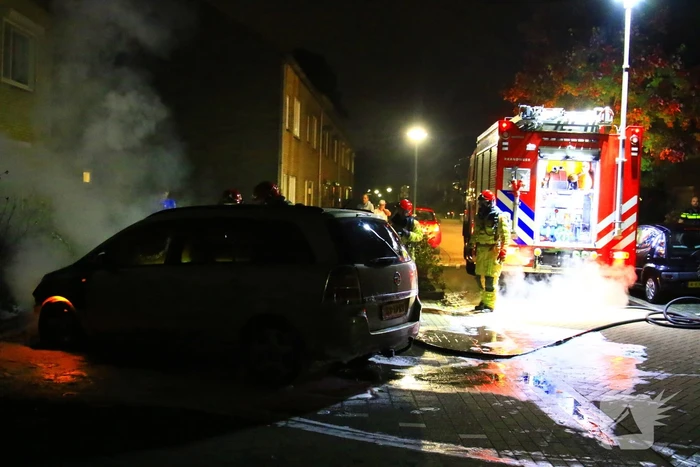 Nachtelijke autobrand laat alleen wrak achter