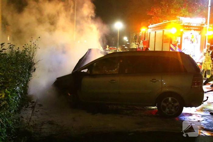 Nachtelijke autobrand laat alleen wrak achter