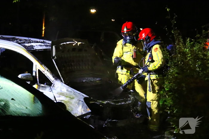 Nachtelijke autobrand laat alleen wrak achter