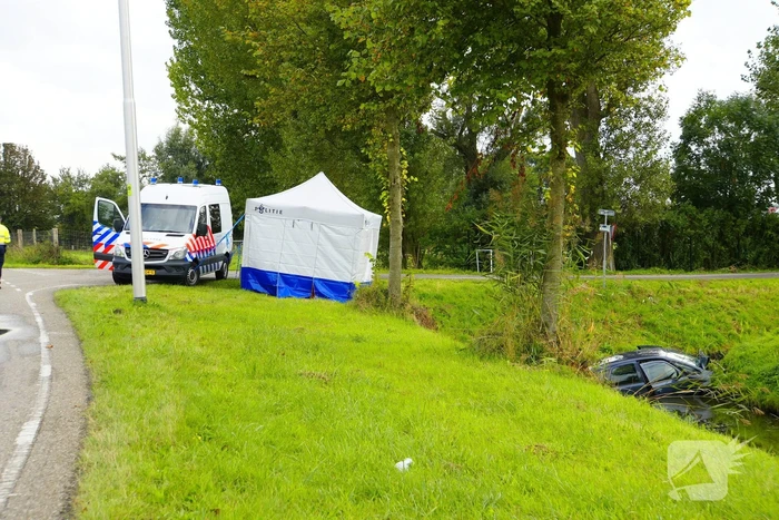 Bestuurder komt om bij auto te water