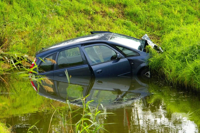 Bestuurder komt om bij auto te water