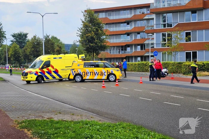 Scooterrijder en automobilist met elkaar in botsing