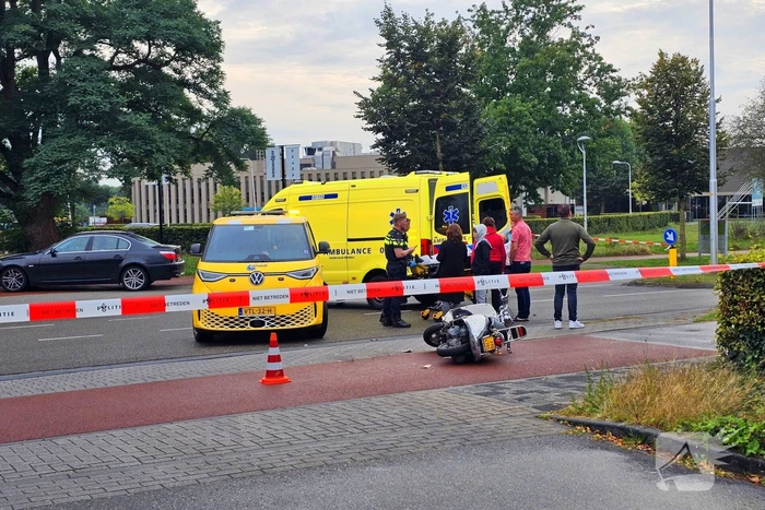 Scooterrijder en automobilist met elkaar in botsing