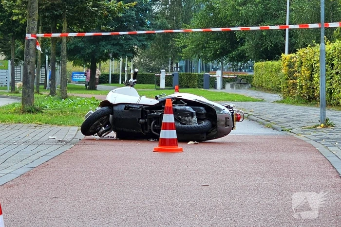 Scooterrijder en automobilist met elkaar in botsing