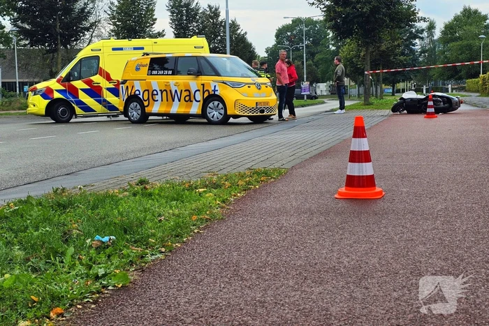Scooterrijder en automobilist met elkaar in botsing