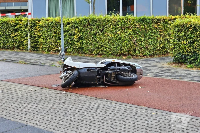 Scooterrijder en automobilist met elkaar in botsing