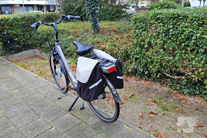 Fietser hard onderuit op rotonde