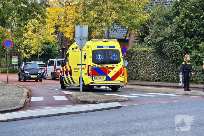 Fietser hard onderuit op rotonde