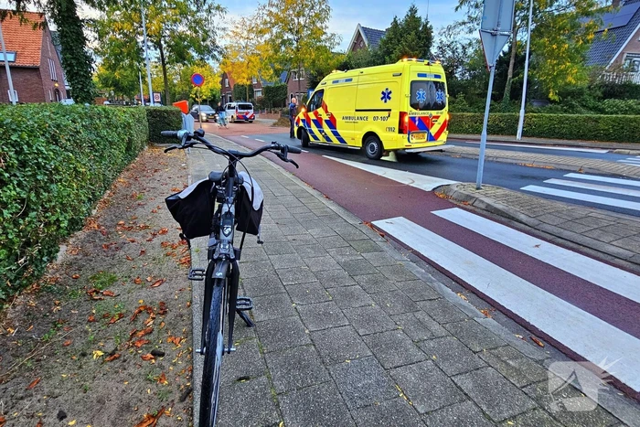 Fietser hard onderuit op rotonde