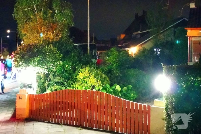 Lijnbus belandt in tuin