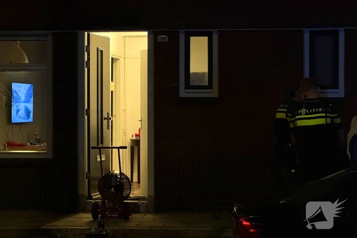 Brandweer ventileert woning na brand