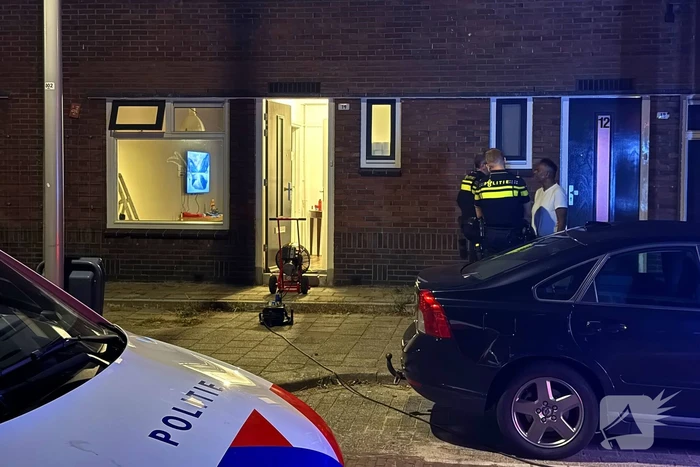 Brandweer ventileert woning na brand