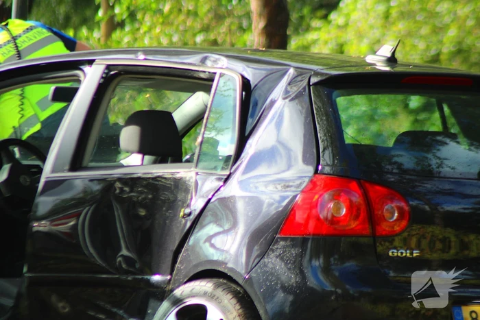 Bestuurder verliest controle en botst tegen boom
