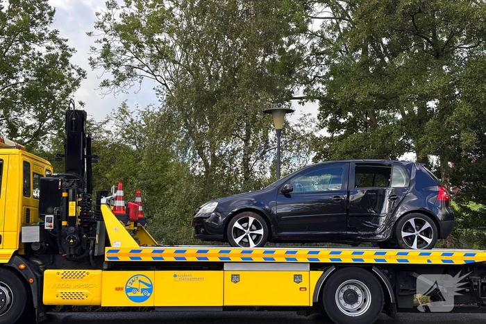 Bestuurder verliest controle en botst tegen boom