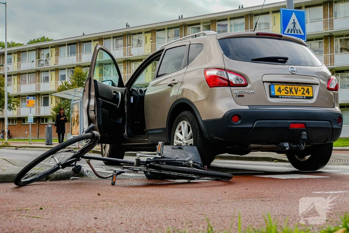 Overstekende fietser aangereden door automobilist
