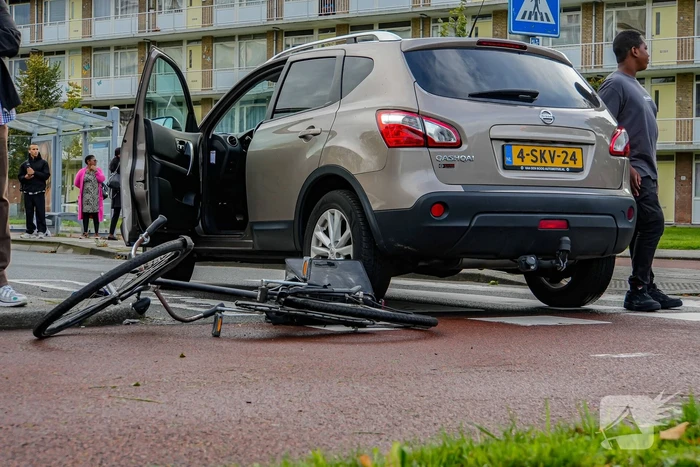 Overstekende fietser aangereden door automobilist