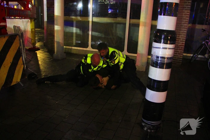 Persoon bevrijdt uit attractie tijdens grote oefening