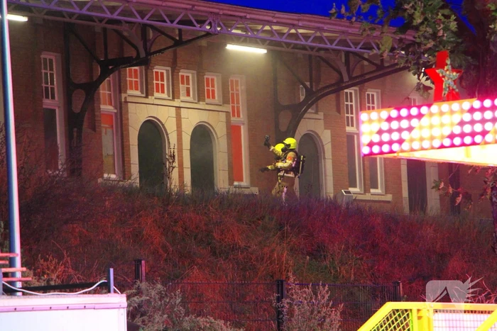 Persoon bevrijdt uit attractie tijdens grote oefening