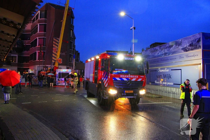 Persoon bevrijdt uit attractie tijdens grote oefening