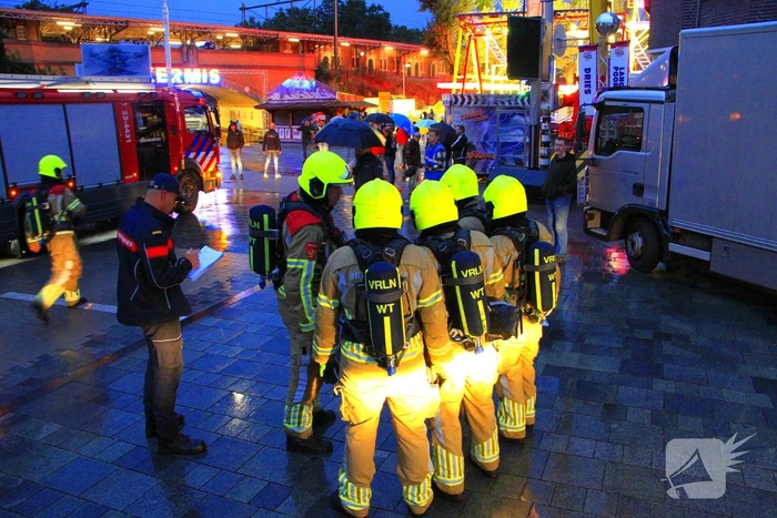 Persoon bevrijdt uit attractie tijdens grote oefening