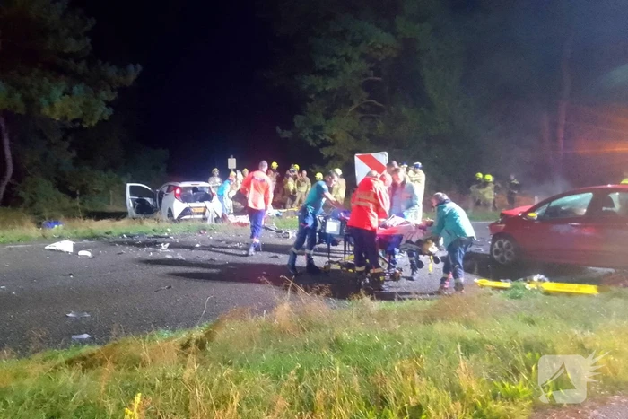 Meerdere gewonden na frontale botsing tussen auto's