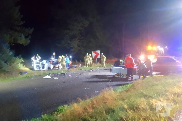 Meerdere gewonden na frontale botsing tussen auto's