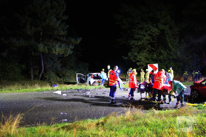 Meerdere gewonden na frontale botsing tussen auto's