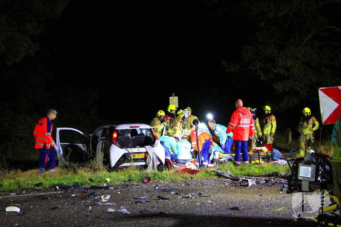 Meerdere gewonden na frontale botsing tussen auto's