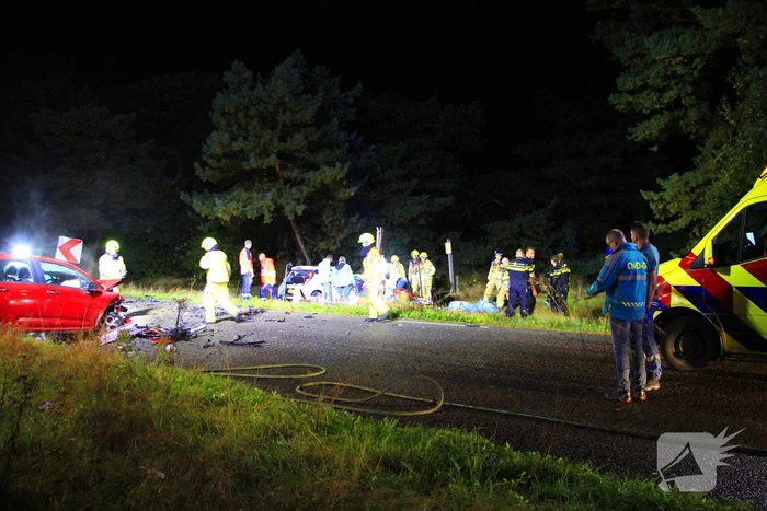 Meerdere gewonden na frontale botsing tussen auto's