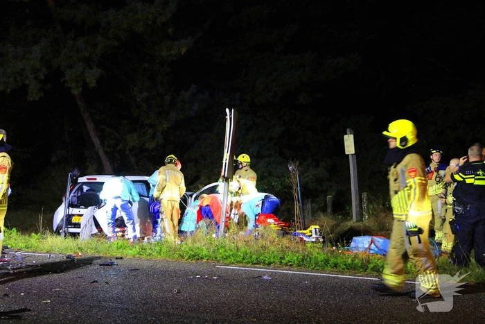 Meerdere gewonden na frontale botsing tussen auto's