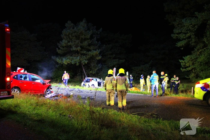 Meerdere gewonden na frontale botsing tussen auto's