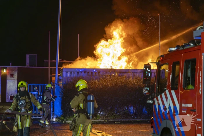 Flinke vlammen bij uitslaande brand