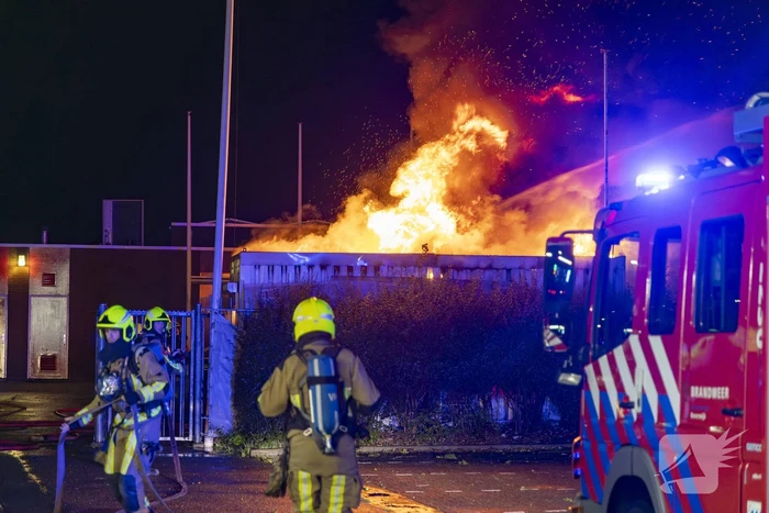 Flinke vlammen bij uitslaande brand
