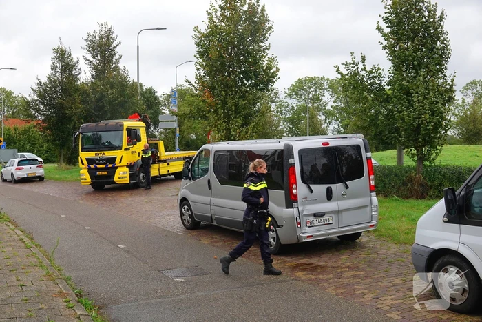 Bus met gehandicapten klapt achterop andere bestelbus