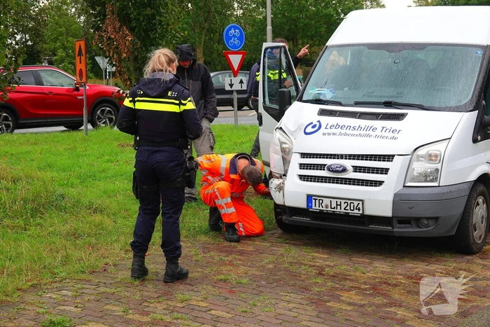 Bus met gehandicapten klapt achterop andere bestelbus