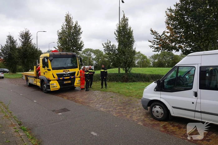 Bus met gehandicapten klapt achterop andere bestelbus