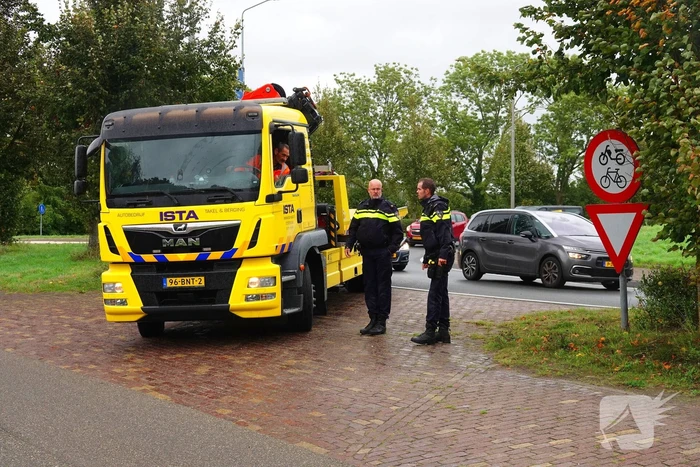 Bus met gehandicapten klapt achterop andere bestelbus