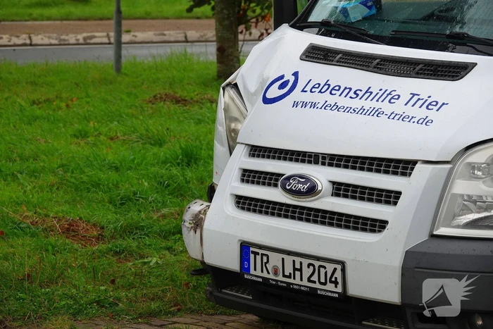 Bus met gehandicapten klapt achterop andere bestelbus