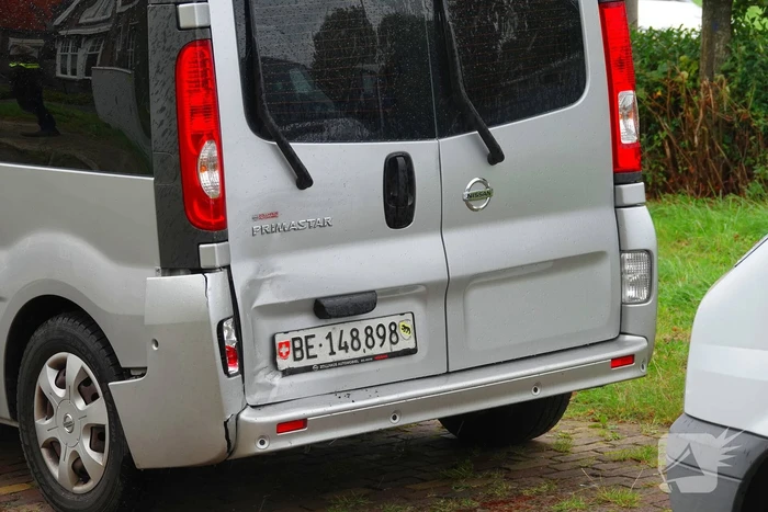 Bus met gehandicapten klapt achterop andere bestelbus