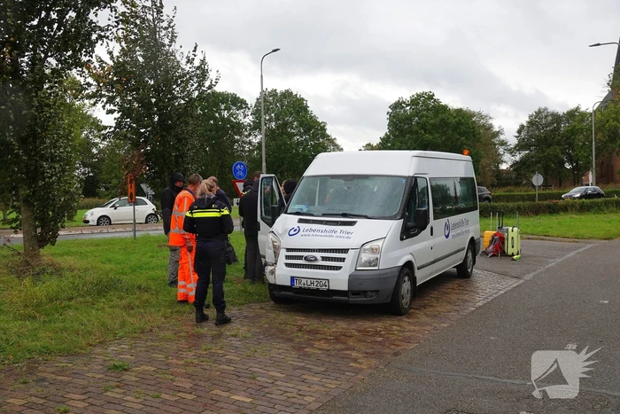Bus met gehandicapten klapt achterop andere bestelbus