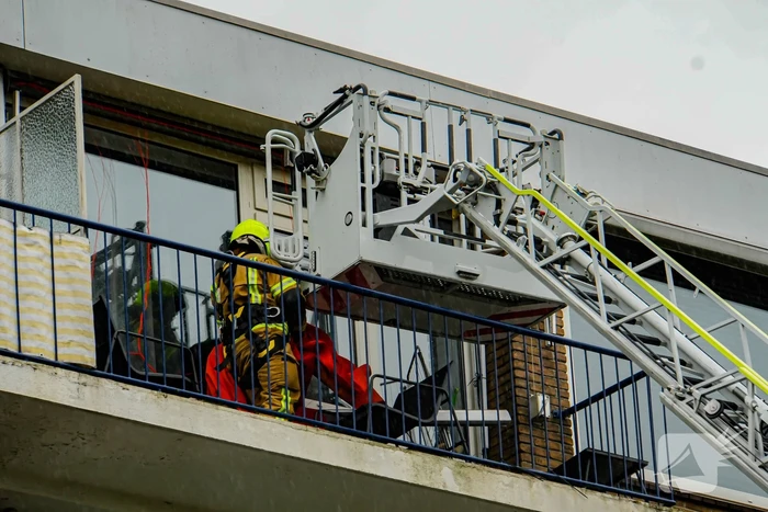 Zonnenscherm dreigt te vallen, brandweer stelt zonnescherm veilig