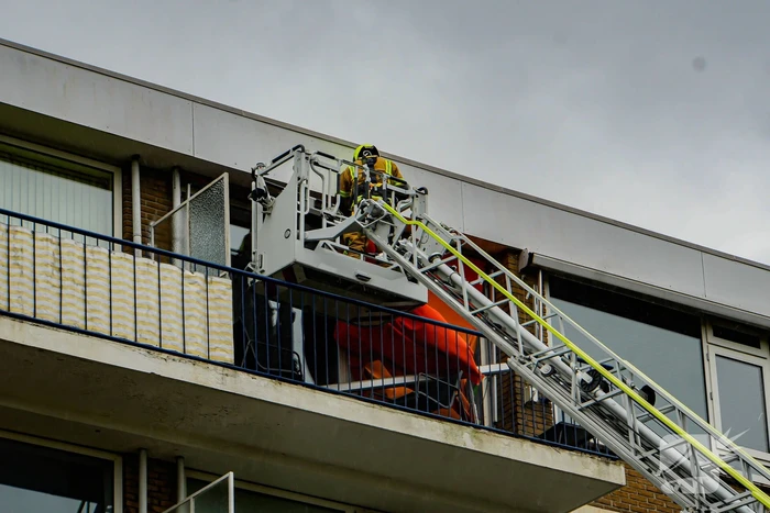 Zonnenscherm dreigt te vallen, brandweer stelt zonnescherm veilig