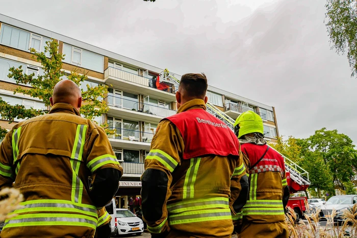 Zonnenscherm dreigt te vallen, brandweer stelt zonnescherm veilig