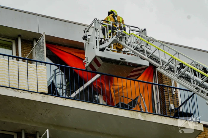Zonnenscherm dreigt te vallen, brandweer stelt zonnescherm veilig