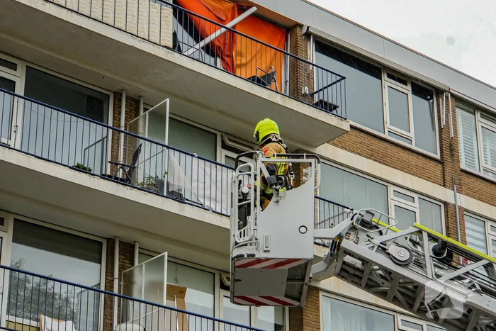 Zonnenscherm dreigt te vallen, brandweer stelt zonnescherm veilig
