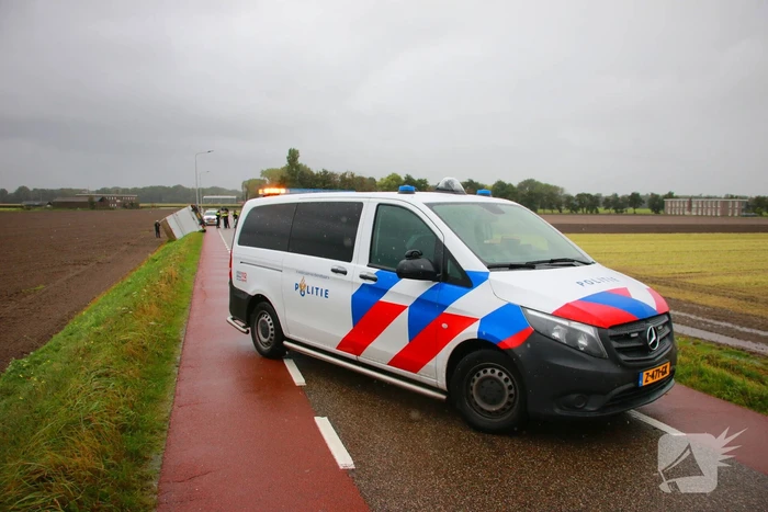 Bakwagen gekanteld weg afgesloten
