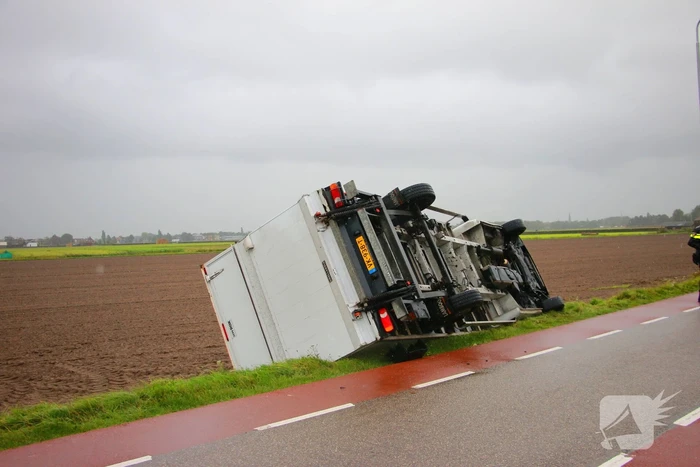 Bakwagen gekanteld weg afgesloten