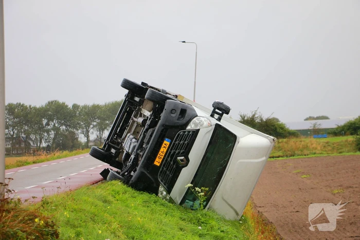 Bakwagen gekanteld weg afgesloten